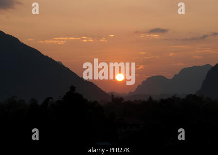 Laos, nördlichen Laos, Vientiane, Vang Vieng, Sonnenuntergang über den Bergen aus dem Hotel Vansana Stockfoto