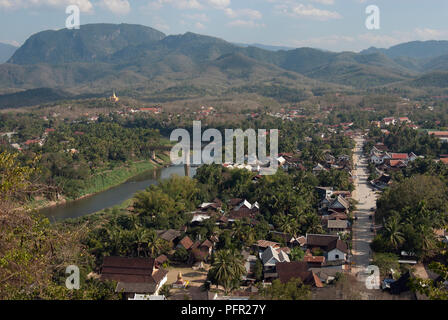 Laos, nördlichen Laos, Luang Prabang (Luang Phabang), Blick auf die Stadt und den Fluss Nam Khan vom Mount Phou Si (Berg Phu Si) Stockfoto