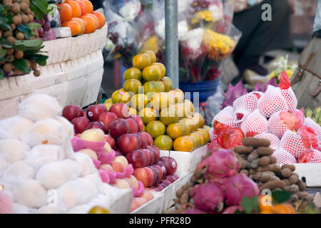 Kambodscha, Battambang, verschiedene Früchte für den Verkauf auf Marktstand Stockfoto