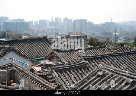 Südkorea, Seoul, das Dorf Bukchon Hanok, traditionelle Hanok Stil Dächer Stockfoto