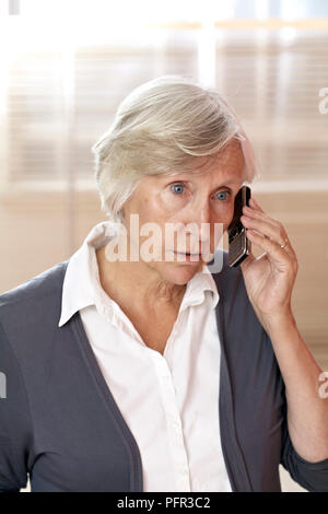 Ältere Frau, die Anruf Stockfoto