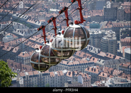 Frankreich, Grenoble, grenoble-bastille Seilbahn über den Dächern der Stadt Stockfoto