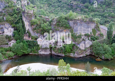 Frankreich, Gorges du Tarn, Castelbouc, Dorf unter Felsen am Rande des Flusses Tarn in Gorges du Tarn Stockfoto