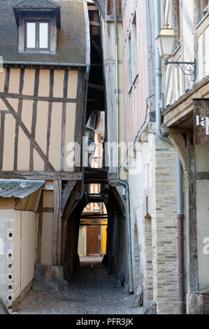 Frankreich, Aube Abteilung, Troyes, mittelalterlichen Fachwerkhäusern entlang der Ruelle des Chats engen gepflasterten Gasse Stockfoto