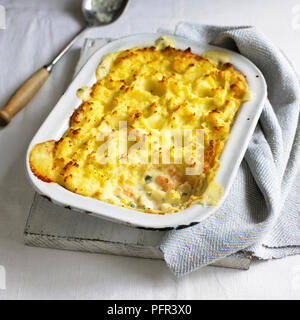 Fisherman's Pie in Auflaufform Stockfoto