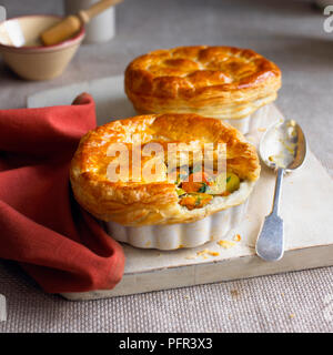 Curry mussel Torte mit einem Teil der Erdkruste entfernt, Füllung, einen anderen Kreis im Hintergrund Stockfoto