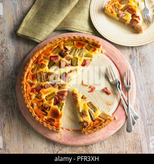 Rhabarber und Custard tart eine Scheibe abschneiden, Dessert gabeln, auf Holzplatte Stockfoto