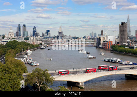 Grossbritannien, England, London, erhöhten Blick auf die Skyline der Stadt und die Themse, mit Waterloo Bridge im Vordergrund. Stockfoto