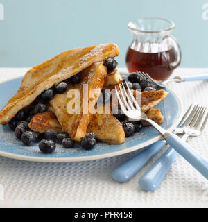 Platte von Nelly Brot, Blaubeeren und Sirup Stockfoto