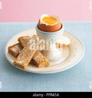 Gekochte Eier in Scheiben geschnitten und Toast Stockfoto