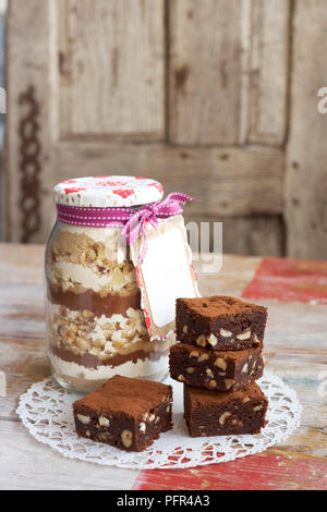 Brownies und jar von trockenen Zutaten als Geschenk Stockfoto