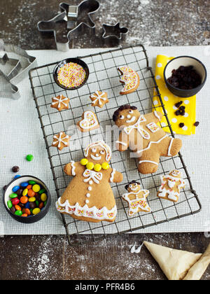 Lebkuchen Männer und Formen mit Zuckerglasur auf Kühlung Rack Stockfoto