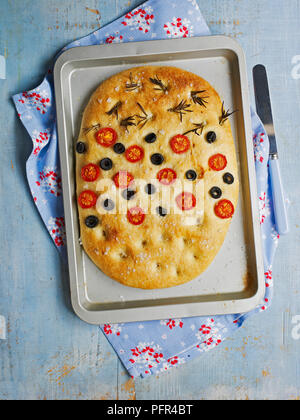 Focaccia-brot mit Rosmarin, Tomaten und Oliven Stockfoto