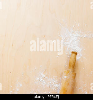 Rolling Pin auf der bemehlten Oberfläche Stockfoto