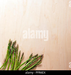 Grüner Spargel auf Holz- Oberfläche Stockfoto