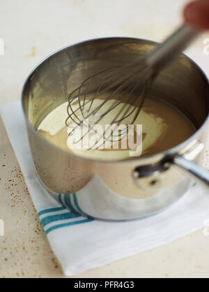 Kochen veloute Soße in den Topf, rühren, in Creme Stockfoto