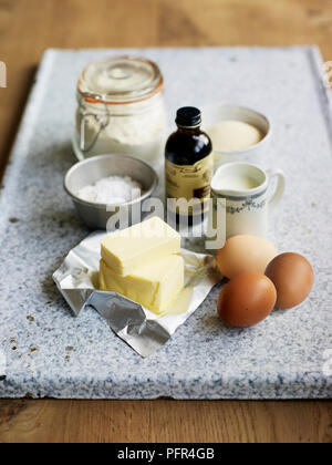 Zutaten für Victoria Biskuitteig, Mehl, Vanille Extrakt, Zucker, Puderzucker, Eier, Milch, Butter Stockfoto