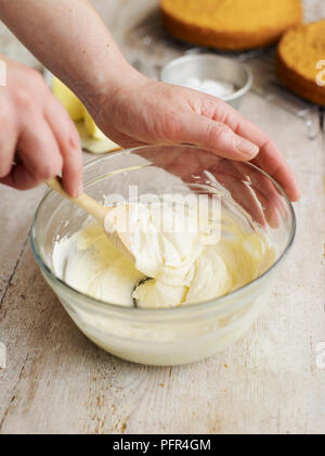 Zubereitung butter Puderzucker für Victoria Biskuitteig Stockfoto