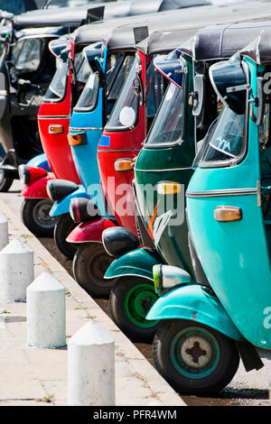 Sri Lanka, Western Province, Colombo, geparkten bunten Rikschas Stockfoto