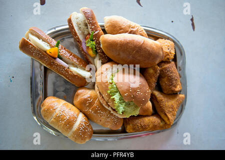 Sri Lanka, gefüllte Brötchen und Samosas auf Silber Platte Stockfoto