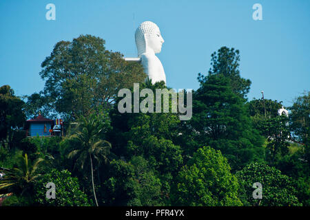 Sri Lanka, zentrale Provinz, Kandy, Bahiravokanda Vihara Buddha Statue mit Blick auf Bäume Stockfoto