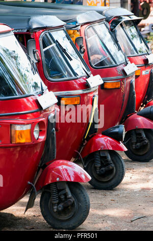 Sri Lanka, Kärnten Provinz, Rambukkana, Pinnawala Elefanten Waisenhaus, rot Tuk-tuks (dreirädrige Auto-rikschas) in einer Leitung geparkt Stockfoto