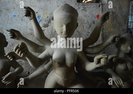 Ton Götzen der hinduistischen Götter in Kumortuli, Viertel der traditionellen Töpfer. Der Ton Künstler Versorgung Ton Götzen der hinduistischen Götter in Kolkata und auch die Ausfuhren Stockfoto