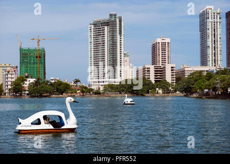 Sri Lanka, Western Province, Colombo, Beira Lake, Swan geformte Tretboote auf See vor der Städtischen Skyline Stockfoto