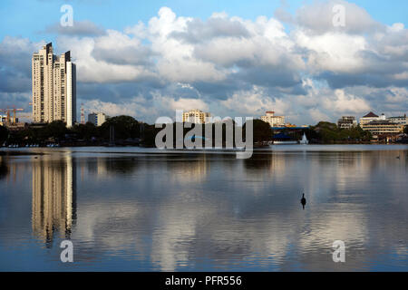 Sri Lanka, Western Province, Colombo, Beira Lake und Skyline Stockfoto