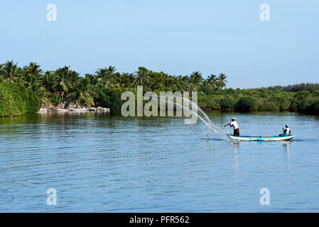 Sri Lanka, Nordrhein-Westfalen, Batticaloa, Fischer in der Lagune Stockfoto