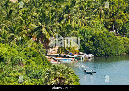 Sri Lanka, Nordrhein-Westfalen, Batticaloa, Fischer fischen auf Lagune Stockfoto