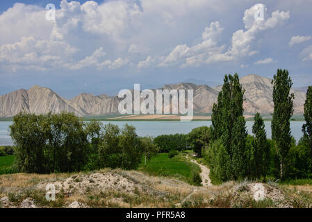 Dramatische Farbkontraste entlang der Toktogul Reservoir, Kirgisistan Stockfoto