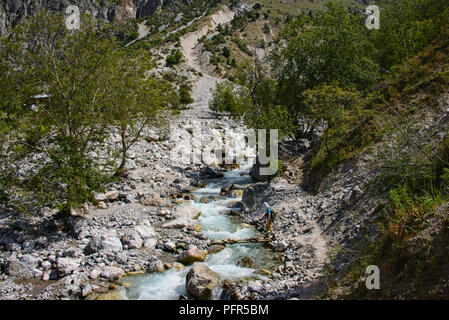 River Crossing während Trekking aus der Walnuss Dorf Arslanbob, Kirgisistan Stockfoto