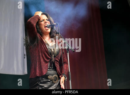 Sari Schorr durchführen am Weyfest Music Festival, Tilford, UK. 19. August 2018 Stockfoto