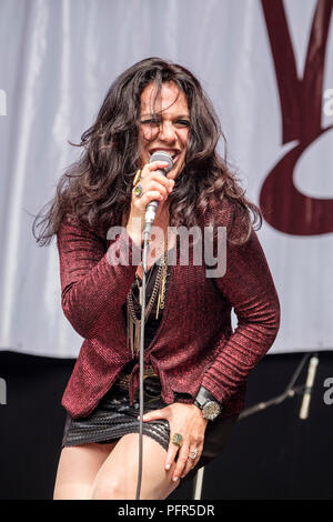 Sari Schorr durchführen am Weyfest Music Festival, Tilford, UK. 19. August 2018 Stockfoto