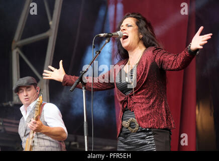 Sari Schorr durchführen am Weyfest Music Festival, Tilford, UK. 19. August 2018 Stockfoto