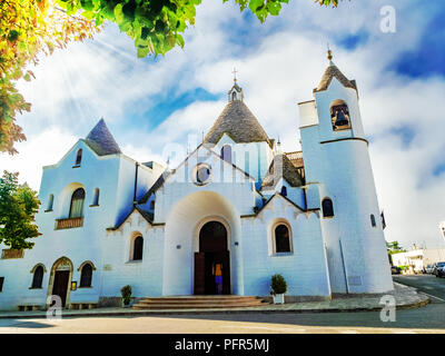 Ein Trullo - Kirche Landschaft, traditionelle Kirche von Trulli in Alberobello, Region Apulien in Italien. Stockfoto