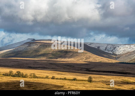 Die zentrale Brecon Beacons an einem kalten und grauen Winter Tag, Mais Du und ganz oben Penyfan Stockfoto