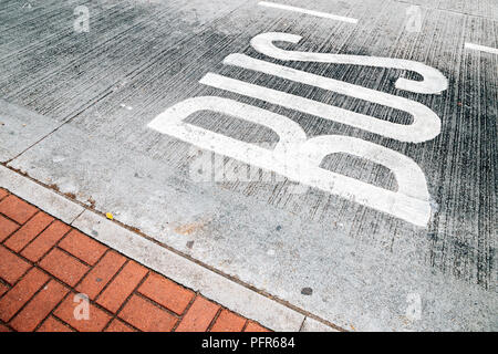 Busspur auf Asphalt Stockfoto