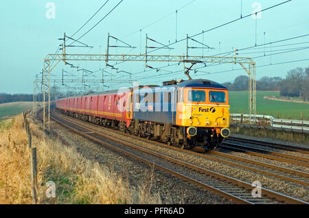 Eine Klasse 87 AC Elektrolokomotive Reihe 87028 "Herr Präsident" mit der Klasse 325 mail Einheiten im Schlepptau Formen zusätzliche Weihnachtspost Zug. Stockfoto