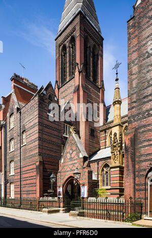 Alle Heiligen, Margaret Street, London, 1850 von Architekt William Butterfield, einem wichtigen Kirche des Gothic Revival in Großbritannien. Stockfoto