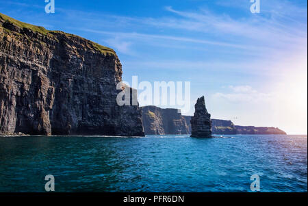 Die Klippen von Moher, die Branaunmore Meer Stack, County Clare, Irland Stockfoto