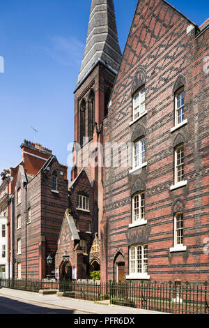 Alle Heiligen, Margaret Street, London, 1850 von Architekt William Butterfield, einem wichtigen Kirche des Gothic Revival in Großbritannien. Stockfoto