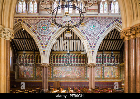 Alle Heiligen, Margaret Street, London, 1850 von Architekt William Butterfield, einem wichtigen Kirche des Gothic Revival in Großbritannien. Stockfoto