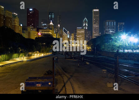 CHICAGO, Illinois, USA - 27. Juli 2009: Schienen und die nächtliche Skyline von Chicago Stockfoto