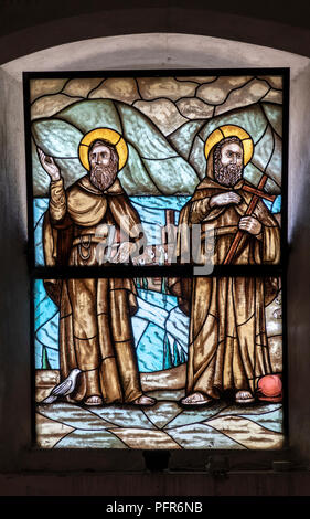 Glasfenster in der italienischen Kirche mit zwei Heiligen Stockfoto
