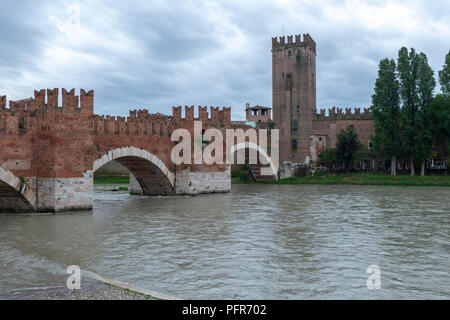 Castelvecchio Brücke über Fluss Etsch im Frühling mit Turm gegen bewölkter Himmel, Bild von Verona Italien. Stockfoto