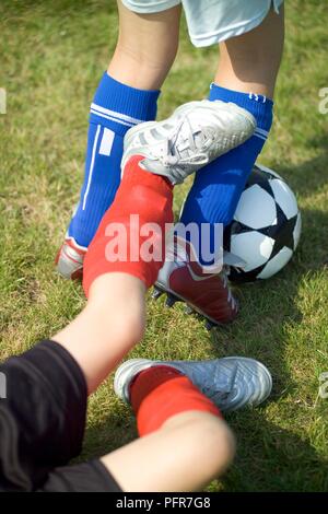 Close-up auf Füßen junger Fußballspieler weitere Bekämpfung von Hinten, ein Foul Stockfoto