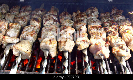 Gegrillte Gourmand Hähnchenspieße. Saftig gebratenes Huhn Spieße, aus weißem Fleisch und Speck, drehte sich auf dem Grill. Stockfoto