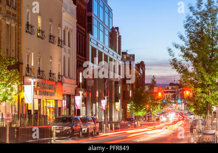 Historische Gebäude entlang der King Street West in der Dämmerung in Downtown Kitchener, Ontario, Kanada. Stockfoto